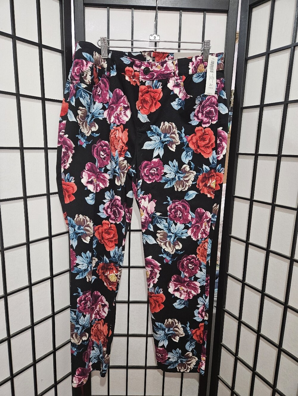 NWT Chico's 2P (12P) Regal Rose Petite Black & Bright Floral Jeggings